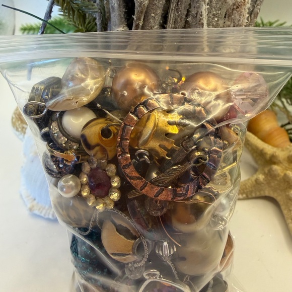 Assorted Bead Soup 🥣 Can You Find the Vintage Gold Lion 🦁 Earring? - Picture 13 of 14